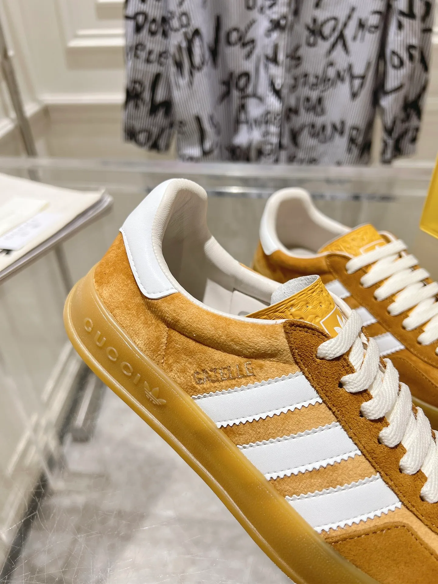 👟👟Ex-factory price 520👟👟Gucci&adidas joint limited edition couple's sneakers. A super nice joint casual sneaker with rich and bold colors! It showed everyone a completely different charm from the past! Combining retro style and youthful sports style to create a new aesthetic! Vitality yet stylish at the same time! ! Upper - made of cowhide, cowhide, cloth. Lining - sheepskin lining for foot pads. Sole - original open-molded beef tendon non-slip and wear-resistant outsole. Size: 35-47 (couple style)